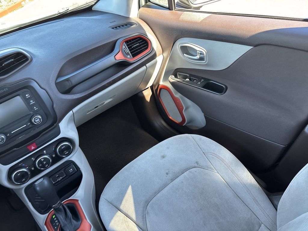 Used 2017 Jeep Renegade Latitude w/ Popular Equipment Group FWD image 16