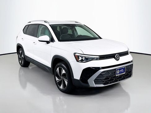 Used 2025 Volkswagen Taos SE AWD/4WD image 7