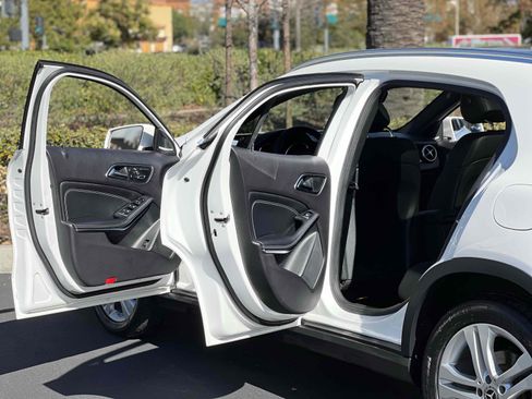 Used 2019 Mercedes-Benz GLA 250 4MATIC w/ Premium Package image 60