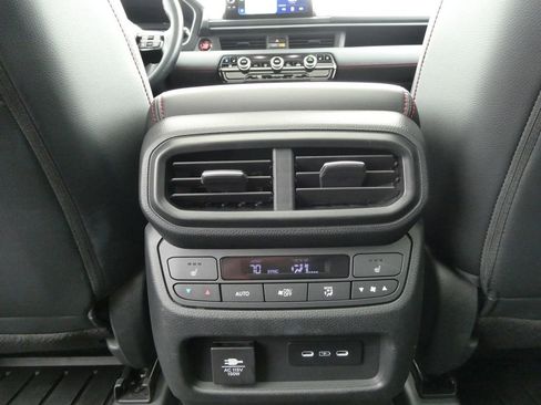 Used 2025 Honda Pilot Black Edition image 22