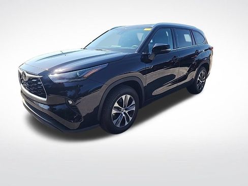 Used 2021 Toyota Highlander XLE FWD image 2