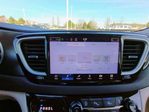 Used 2024 Chrysler Pacifica Touring-L image 34