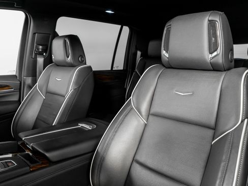 Used 2024 Cadillac Escalade ESV Premium Luxury image 3