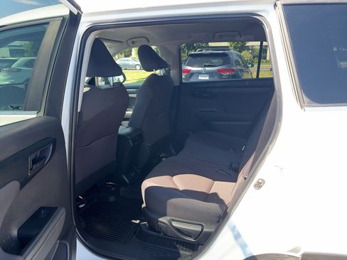 Used 2023 Toyota Highlander LE AWD/4WD image 14