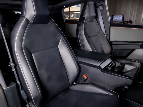 Used 2024 Tesla Cybertruck AWD Crew Cab image 21