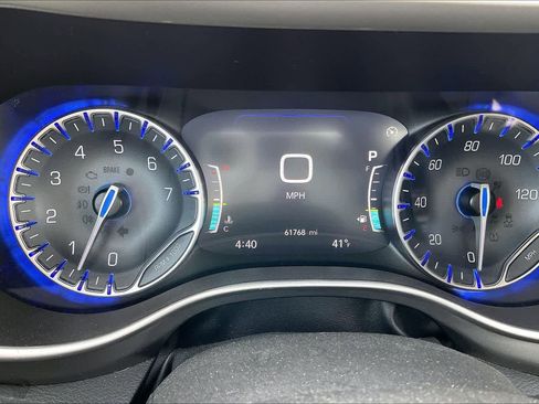 Used 2023 Chrysler Pacifica Touring-L image 17