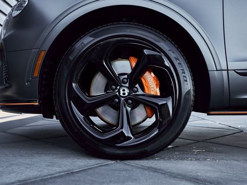 Used 2025 Bentley Bentayga image 3