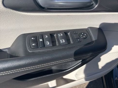 Used 2024 Chrysler Pacifica Touring-L image 14