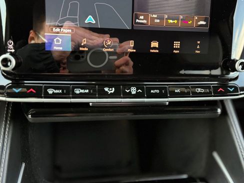 Used 2024 Jeep Wagoneer L Series II w/ Flexible Seating Group image 13