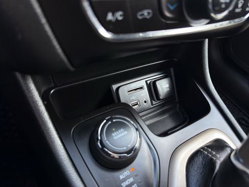 Used 2015 Jeep Cherokee Latitude w/ Comfort/Convenience Group AWD/4WD image 21