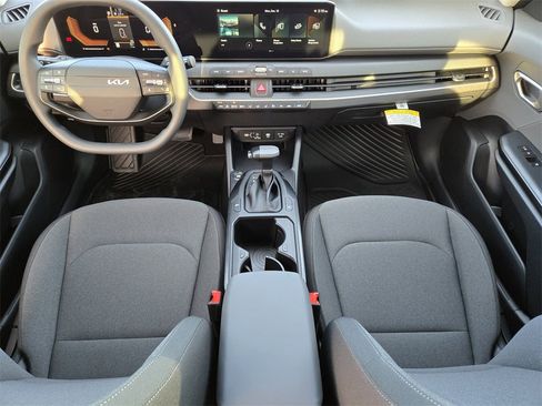 New 2025 Kia K4 LX image 18