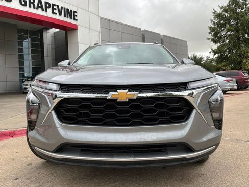 Used 2025 Chevrolet Trax LT w/ LT Convenience Package FWD image 3