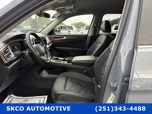 Used 2025 Volkswagen Atlas SE AWD/4WD image 12