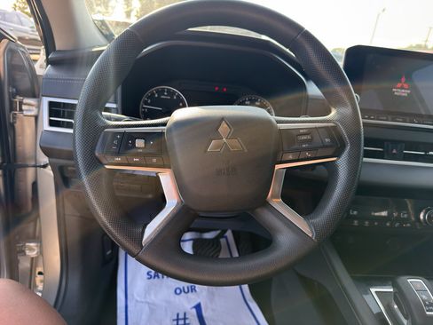 Used 2023 Mitsubishi Outlander ES FWD image 12