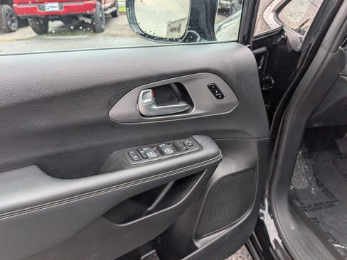 Used 2025 Chrysler Pacifica Select FWD image 21