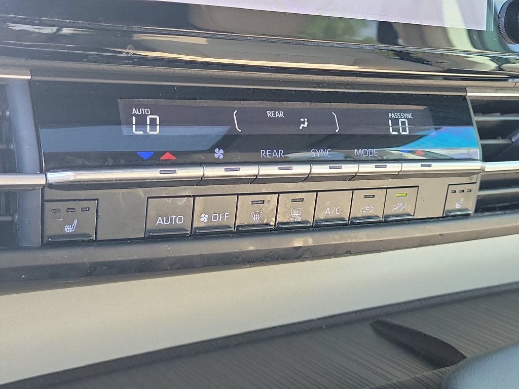 Used 2023 Toyota Sienna XLE FWD image 16