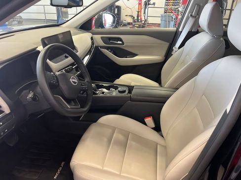 Used 2025 Nissan Rogue SL AWD/4WD image 4