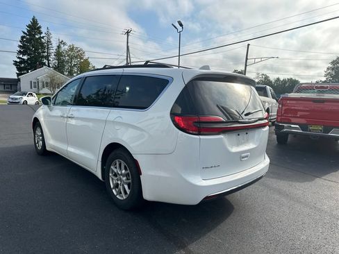 Used 2022 Chrysler Pacifica Touring-L FWD image 2