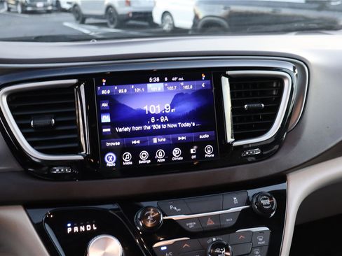 Used 2017 Chrysler Pacifica Touring w/ Tire & Wheel Group image 21