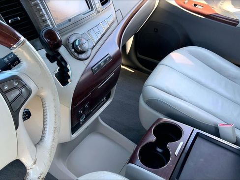 Used 2011 Toyota Sienna Limited w/ Premium Pkg FWD image 15