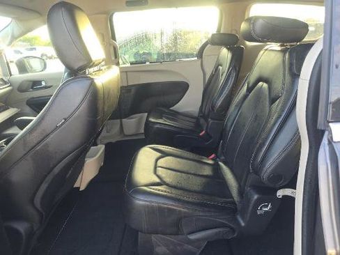 Used 2023 Chrysler Pacifica Touring-L image 5