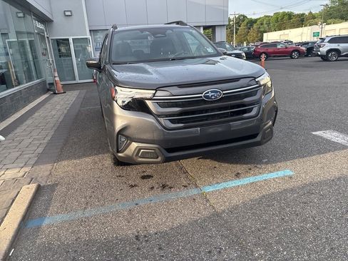 Used 2025 Subaru Forester Premium AWD/4WD image 3