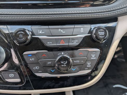 Used 2023 Chrysler Pacifica Touring-L FWD image 23