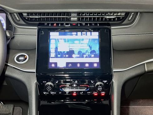 New 2025 Jeep Grand Cherokee Altitude image 9