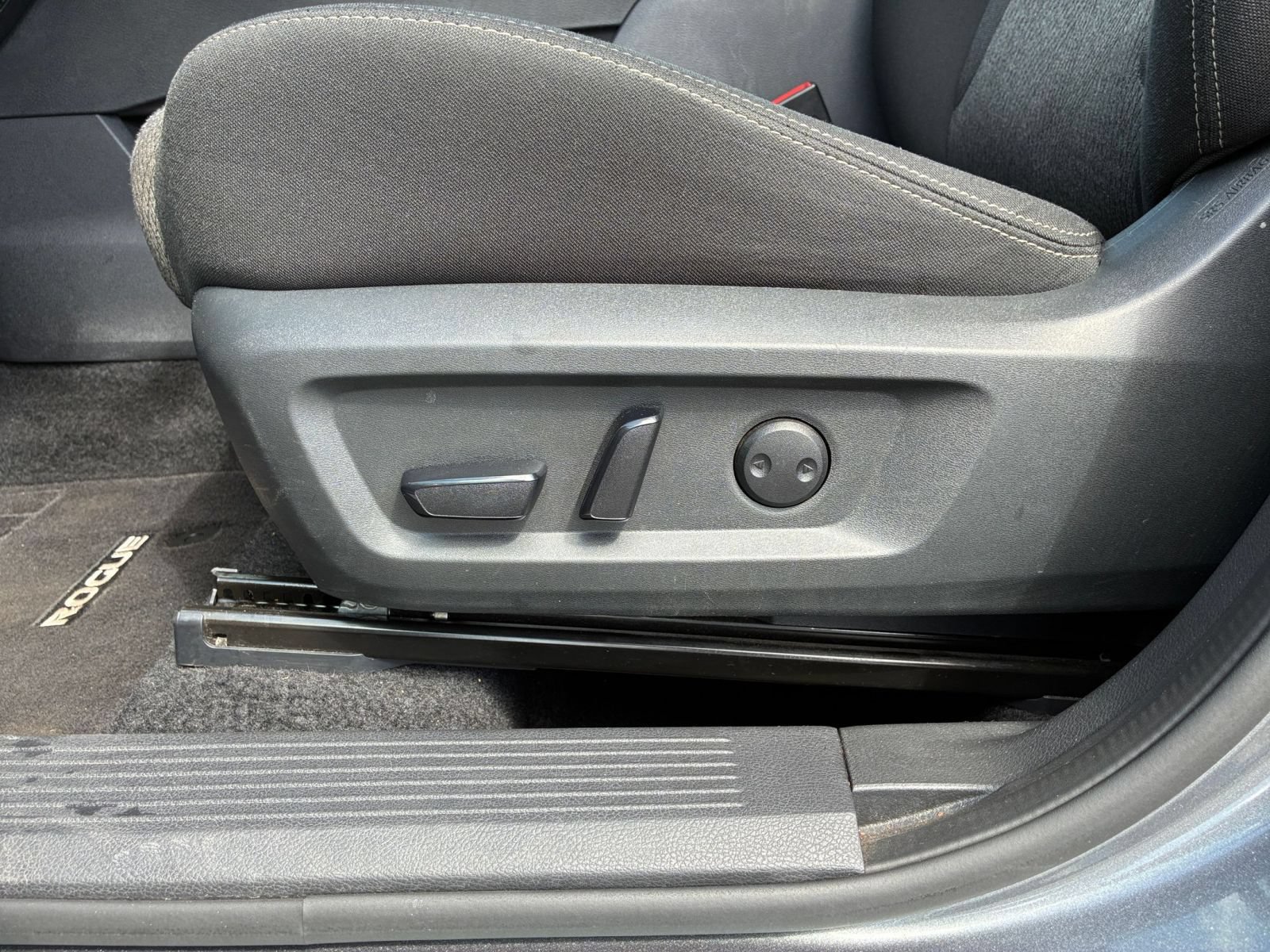 Used 2025 Nissan Rogue SV FWD image 21