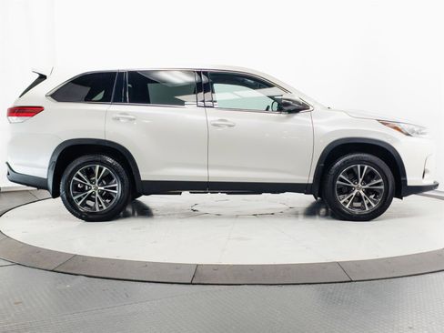 Used 2019 Toyota Highlander LE AWD/4WD image 12