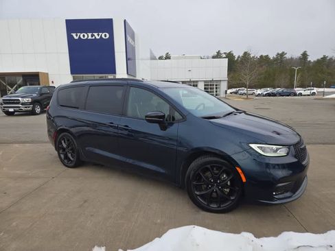 Used 2025 Chrysler Pacifica Limited image 2