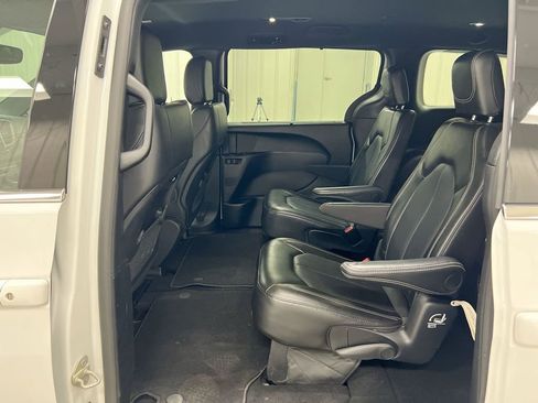 Used 2025 Chrysler Pacifica Select FWD image 22