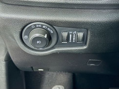 Used 2025 Chrysler Pacifica Limited FWD image 11