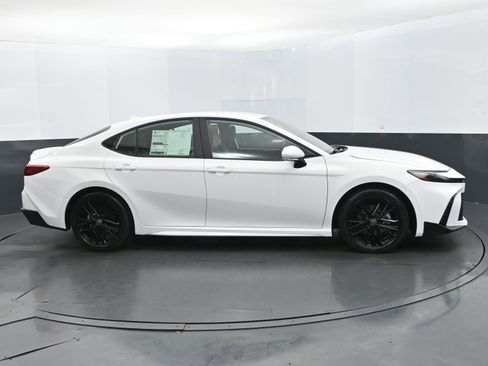 Used 2025 Toyota Camry SE image 6