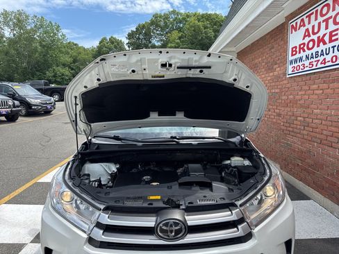 Used 2017 Toyota Highlander XLE w/ Protection Package #3 AWD/4WD image 39