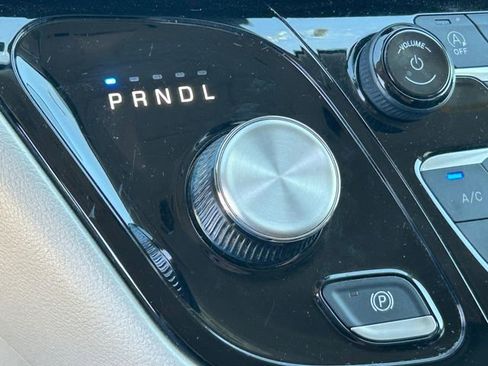 Used 2023 Chrysler Pacifica Touring-L FWD image 15