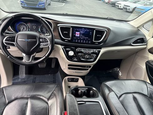 Used 2018 Chrysler Pacifica Touring-L Plus FWD image 15