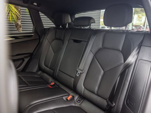 Certified 2026 Porsche Macan AWD/4WD image 18