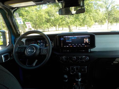 Used 2024 Jeep Wrangler Unlimited w/ Convenience Group image 14