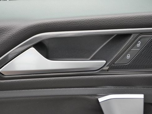 Used 2018 Volkswagen Tiguan SE w/ Panoramic Sunroof Package image 20