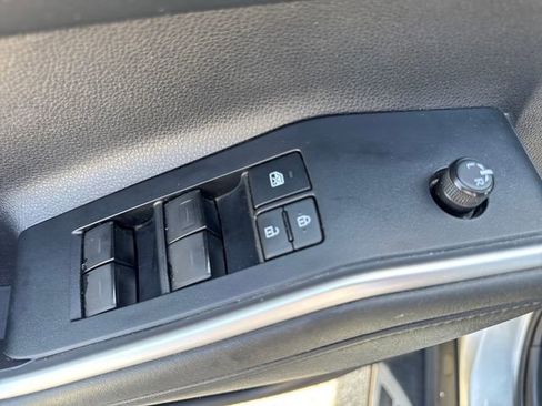 Used 2021 Toyota Highlander XLE AWD/4WD image 17
