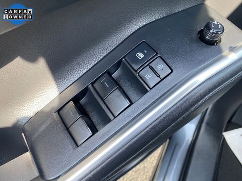 Used 2020 Toyota Highlander LE image 28