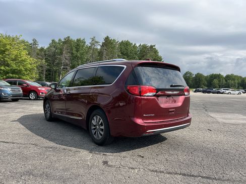 Used 2019 Chrysler Pacifica Touring-L Plus FWD image 7