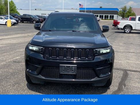 Used 2023 Jeep Grand Cherokee Altitude AWD/4WD image 2