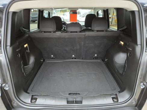 Used 2017 Jeep Renegade Latitude w/ Cold Weather Group image 17