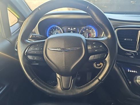 Used 2018 Chrysler Pacifica Touring-L w/ Premium Audio Group FWD image 18