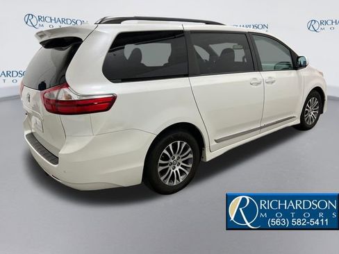 Used 2018 Toyota Sienna XLE w/ XLE Navigation Package image 5