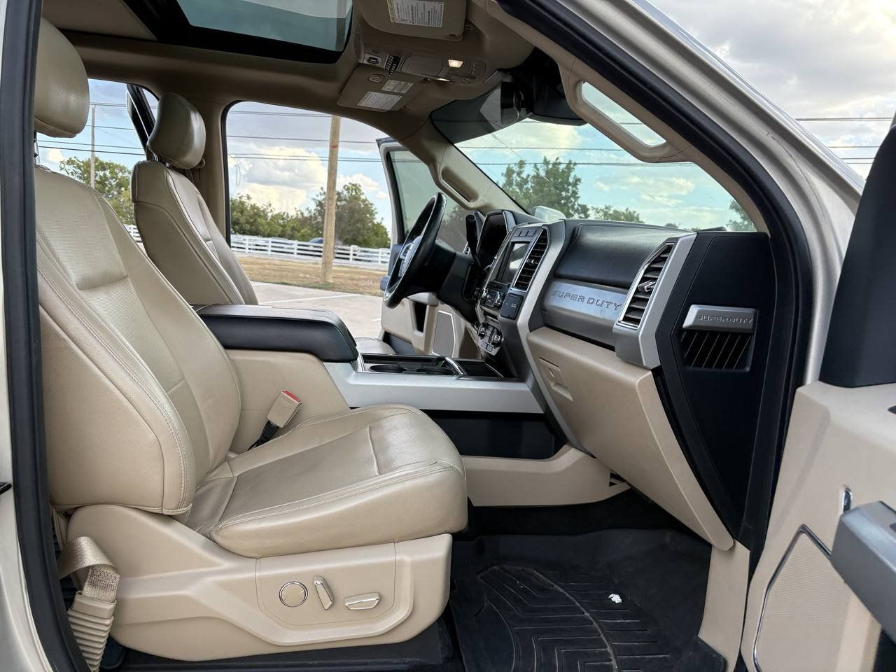 Used 2017 Ford F250 Lariat w/ Lariat Ultimate Package AWD/4WD image 17