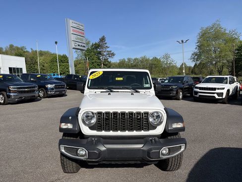 Used 2025 Jeep Gladiator Sport AWD/4WD image 11