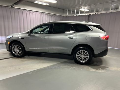 Used 2024 Buick Enclave Essence image 4